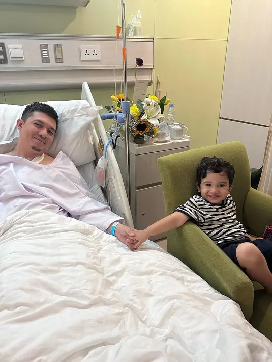 Perempuan seorang anak itu melihat proses pemulihan cukup cepat. Tapi terkadang masih merasakan sakit. Akibat terjatuh dari kuda, Irwansyah harus pasang pen di tangannya karena tulang patah. [Instagram/irwansyah_15]