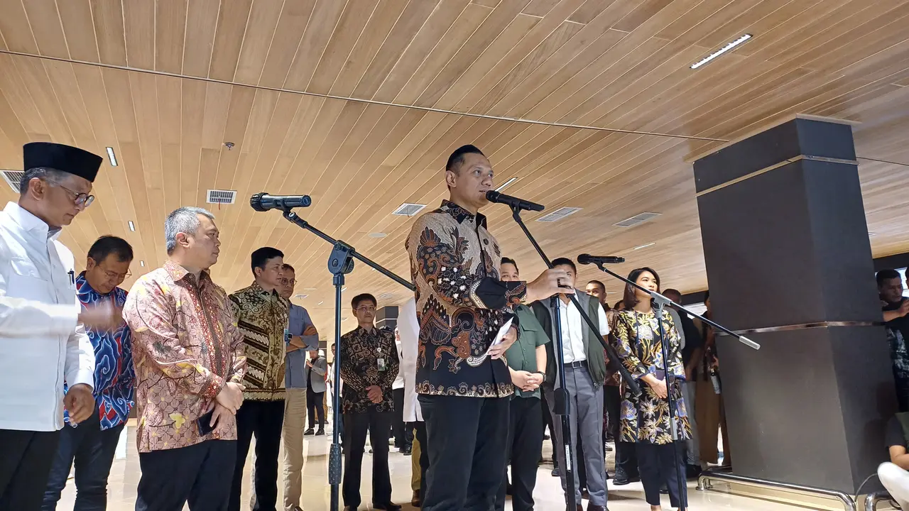Menteri Koordinator Bidang Infrastruktur dan Pembangunan Kewilayahan (IPK), Agus Harimurti Yudhoyono (AHY), saat konferensi pers, Sabtu (1/3/2025). (Foto: Liputan6.com/Maulandy R)