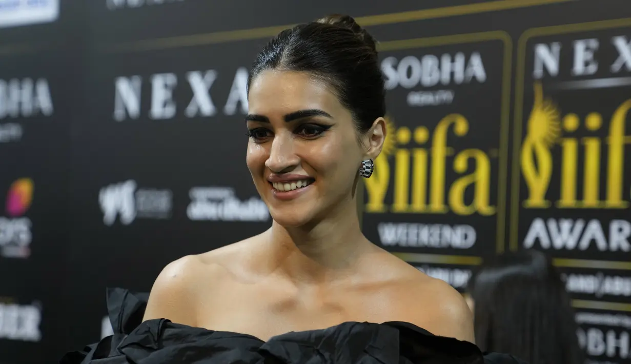 Aktris Bollywood Kriti Sanon tiba untuk menghadiri penghargaan International Indian Film Academy (IIFA) Awards ke-23 di Abu Dhabi, Uni Emirat Arab, Jumat, 26 Mei 2023.  IIFA adalah sebuah penghargaan bagi insan perfilman Bollywood. (AP Photo/Kamran Jebreili)