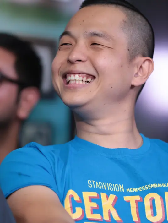 Ernest Prakasa mengucapkan terimakasih kepada penonton yang telah meluangkan waktu dan mengeluarkan biaya. Filmnya ini lebih baik, dari film perdananya, Ngenest yang mendapatkan penonton 785 ribu. (Adrian Putra/Bintang.com)