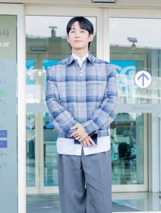 Jung Hae-in muncul di bandara dengan visual yang dengan wajah tampan, rambut pendek poni belah dua yang menarik perhatian. Senyum tipisnya tampak saat menyapa media sebelum keberangkatannya. [Dior]