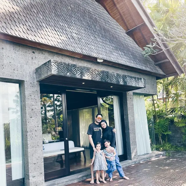 6 Potret Liburan Aryani Fitriana dan Donny Michael Bareng Anak, Lepas Penat
