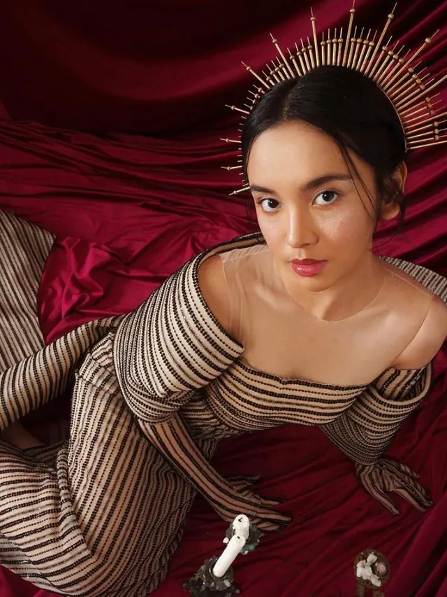 8 Gaya Pemotretan Terbaru Lyodra Ginting Pakai Dress dan Headpiece, Menawan bak Dewi