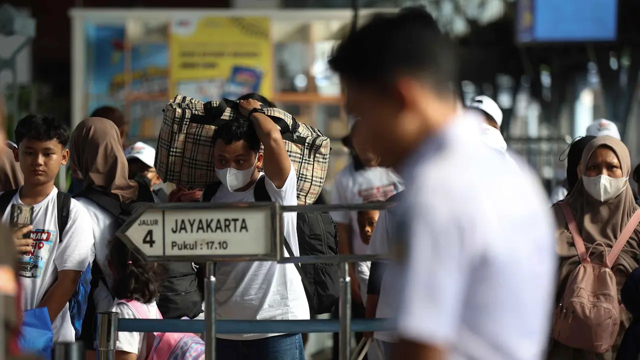 Ribuan Pemudik Padati Stasiun Pasar Senen Jakarta