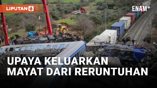 TIM PENCARI MULAI POTONG PANEL LOGAM KERETA UNTUK KELUARKAN MAYAT DARI RERUNTUHAN TABRAKAN