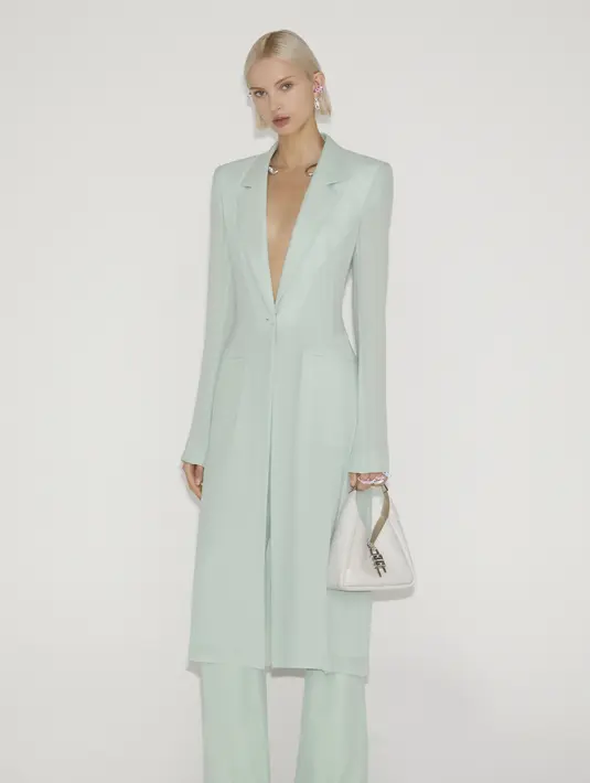 Razor sharp black leather trench dimasukkan ke dalam slim leather trousers. Siluet tumpuk yang kasual dan berwarna putih juga terlihat di runway Givenchy. [Foto: Document/Givenchy]