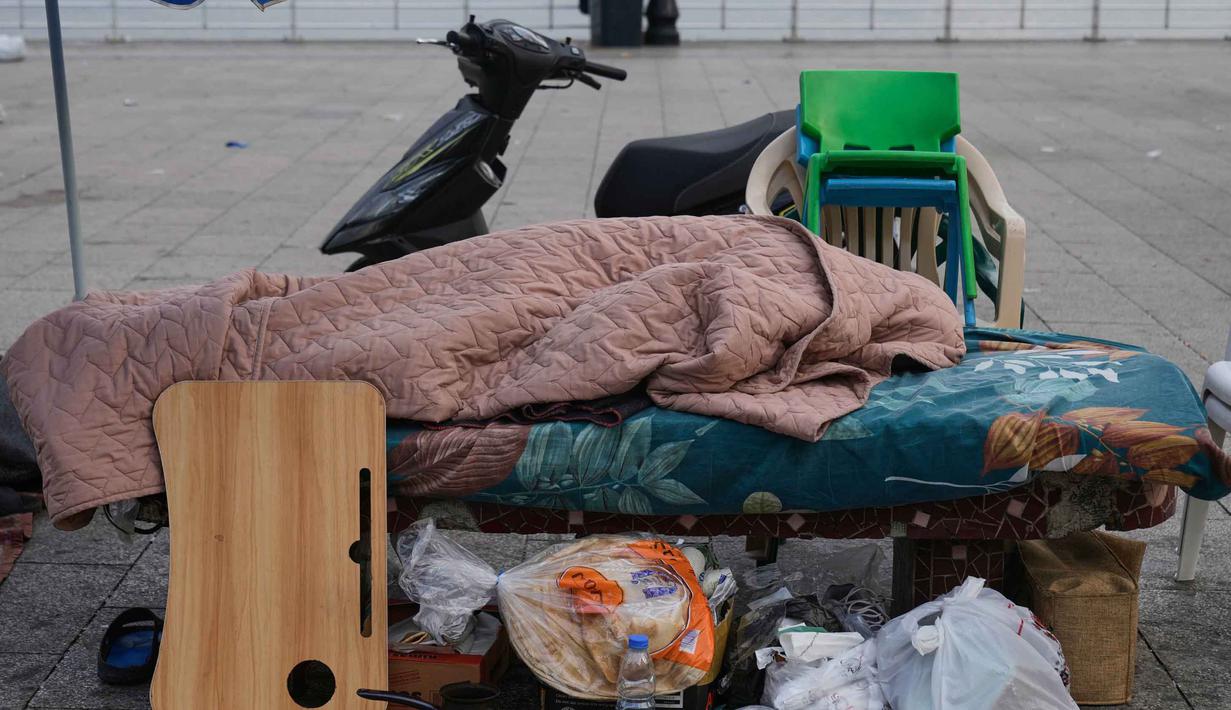 Diketahui, Israel kembali melancarkan gelombang serangan udara besar-besaran ke Lebanon sejak 2 Maret 2026. Tampak dalam foto, seorang pria pengungsi yang melarikan diri dari serangan udara Israel di Dahiyeh, pinggiran selatan Beirut, tidur di bangku di tepi Laut Mediterania di Beirut, Lebanon, Sabtu 7 Maret 2026. (AP Photo/Bilal Hussein)