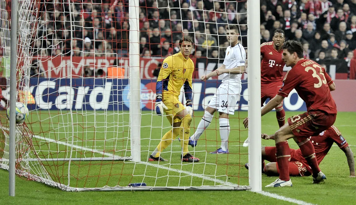 Mario Gomez. Striker Jerman berusia 37 tahun yang telah pensiun pada Juli 2020 bersama VfB Stuttgart dan kini menjabat sebagai Direktur Teknik RB Leipzig ini tercatat 3 kali mencetak hattrick di Liga Champions. Ketiganya dilakukan saat ia berseragam Bayern Munchen yang dibelanya mulai 2009/2010 hingga 2012/2013. Hattrick terakhirnya dibuat ke gawang tamunya FC Basel pada leg kedua babak 16 besar Liga Champions 2011/2012, 13 Maret 2012. Ia bahkan mampu membuat 4 gol dalam laga yang dimenangkan Munchen dengan skor 7-0 tersebut. (AFP/Guenter Schiffmann)