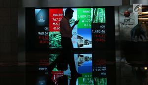 Pekerja melintasi layar pergerakan Indeks Harga Saham Gabungan (IHSG) di BEI, Jakarta, Rabu (16/5). Meski terjebak di zona merah, IHSG berhasil mengakhiri perdagangan di level 5.841. (Liputan6.com/Angga Yuniar)