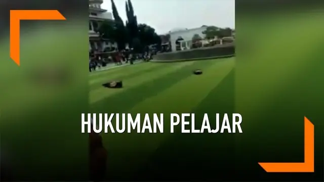 Diduga berbuat asusila, dua pelajar dipermalukan di alun-alun Kota Cianjur. Mereka diminta bergulingan hingga jadi pusat perhatian warga.