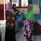 Guru di SDN 2 Klapasawit, Purbalingga membantu pedagang jajanan sekolah dengan sembako. (Foto: Liputan6.com/Humas Pemkab Purbalingga/rudal Afgani)