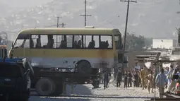  Mobil minibus yang terkena serangan bunuh diri di evakuasi petugas, Kabul, Afghanistan, Senin (20/6). Sebanyak 14 orang tewas akibat serangan ini. (REUTERS / Omar Sobhani)