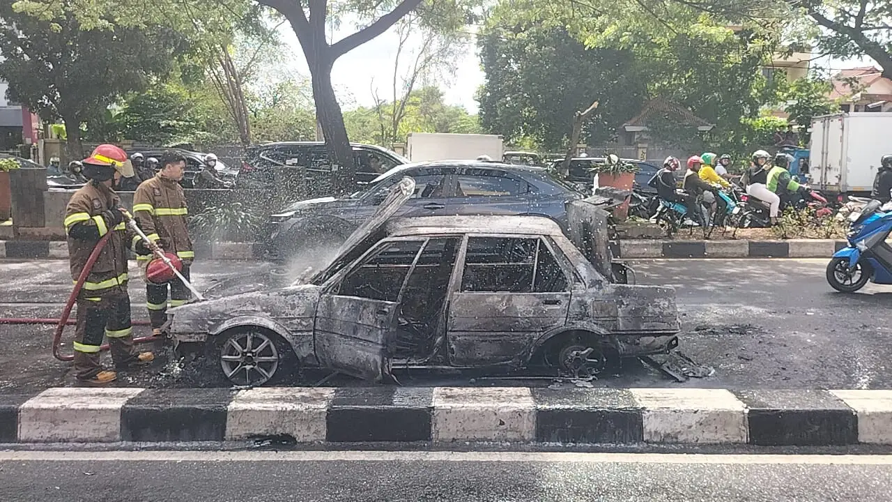 Mobil Tua Baru Dibeli Terbakar di Jalan Margonda Depok, Picu Kemacetan hingga 2 Kilometer