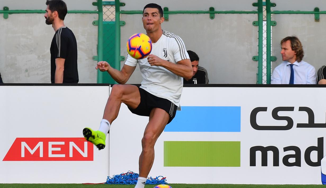 Striker Juventus, Cristiano Ronaldo, mengontrol bola saat sesi latihan jelang laga Supercoppa Italia di Stadion King Abdullah Sports City, Selasa (15/1). Juventus akan berhadapan dengan AC Milan. (AFP/Giuseppe Cacace)