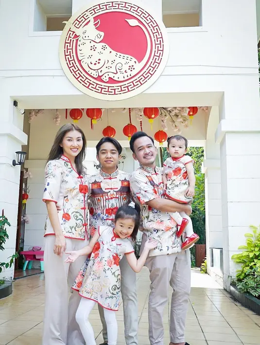 Selain mental, Ruben Onsu juga mengaku telah mempersiapkan aset-aset berharganya untuk anak dan istri. " Selalu dalam doa gue, kalau ada yang pergi duluan harus gue duluan. Gue sudah mempersiapkan semua, kehidupan mereka aman dah," ucapnya. (Instagram/ruben_onsu)