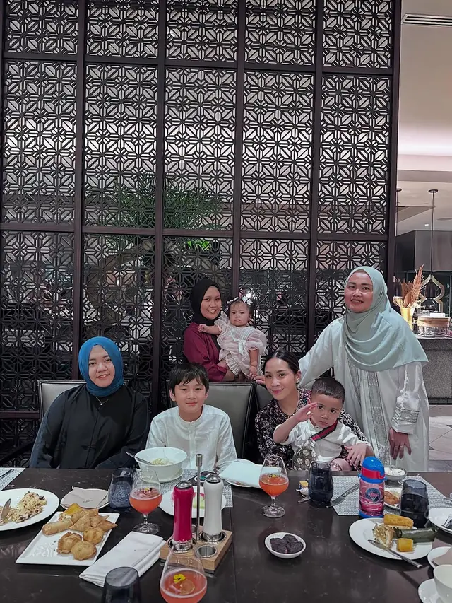 6 Potret Nagita Slavina Bukber Bareng Karyawan, Rafathar dan Rayyanza Ikut Ramaikan