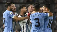 Lionel Messi tampak mencekik bek Uruguay Manuel Ugarte sebentar saat Argentina kalah 0-2 di kualifikasi Piala Dunia 2026 di stadion La Bambonera (AFP)