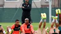 Jurgen Klopp melatih yoga kepada pemain Liverpool. (Daily Star)