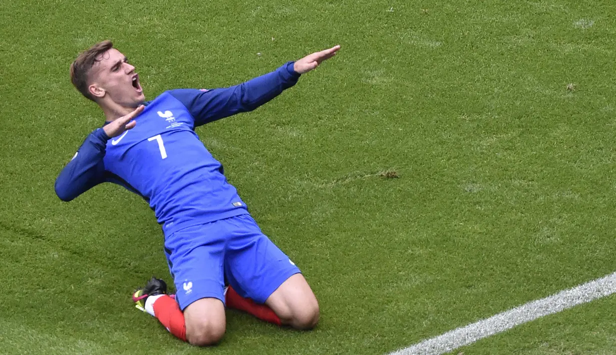 Antoine Griezmann mencetak 6 gol dan 2 assist selama Piala Eropa 2016 lalu meraih sepatu emas dan gelar pemain terbaik. Sayangnya, dia gagal melengkapinya dengan gelar juara bagi Prancis. (AFP/Jean-Philippe Ksiazek)