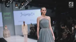 Model berjalan di atas catwalk membawakan busana dari siswa Istituto di Moda Burgo (IMB), Julianto di Jakarta Fashion Week 2018, Jakarta, Jumat (27/10). Payet, mutiara membentuk garis-garis menghiasi koleksi Julianto. (Liputan6.com/Faizal Fanani)