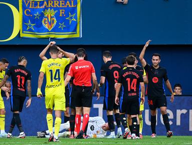 Kiper Barcelona, Marc-Andre Ter Stegen, terlihat kesakitan usai mendapatkan cedera di lutut kananya saat Barcelona menghadapi Villarreal di Stadion La Ceramica pada Minggu (22/9/2024) WIB. (AFP/Jose Jordan)