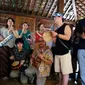 Kelompok seniman asal Jepang, Dajare, siap berkolaborasi dengan warga Desa Jatinom, Klaten, menyuguhkan musik kreatif. (Liputan6.com/Switzy Sabandar)