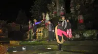 Polisi menyita pecahan patung dan sebilah kapak yang digunakan orang tak dikenal di sebuah pura di Lumajang, Jawa Timur. (Liputan6.com/Dian Kurniawan)