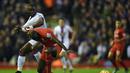 Pemain Crystal Palace Yannick Bolasie (kiri) berebut bola dengan pemain Liverpool Mamadou Sakho pada lanjutan Liga Premier Inggris di Stadion Anfield, Liverpool, Inggris, Minggu(8/11/2015)WIB.  (AFP Photo/Paul Ellis) 