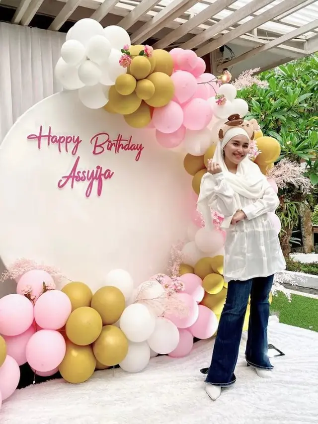 7 Pesona Cantik Ayu Ting Ting Pakai Hijab di Perayaan Ulang Tahun Adiknya, Tuai Pujian