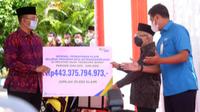 Wakil Presiden Ma'ruf Amin menyerahkan santunan program BPJS Ketenagakerjaan (BPJAMSOSTEK) senilai Rp443 miliar yang secara simbolis diterima oleh Gubernur Nusa Tenggara Barat (NTB) Zulkieflimansyah.