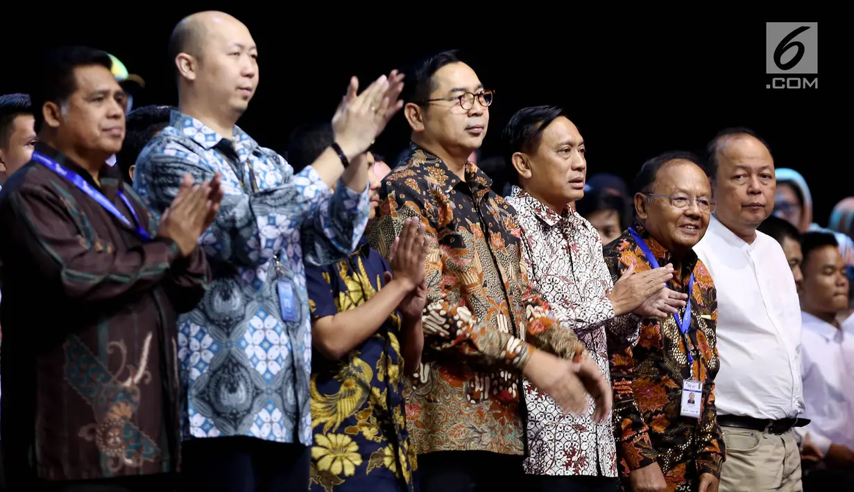 Dirut Indosiar Imam Sudjarwo (ketiga kanan), Direktur ATVI, Eduard Depari (kedua kanan) dan petinggi EMTEK Group menghadiri penerima mahasiswa baru Akademi Televisi Indonesia (ATVI) di Studio 6 Emtek City, Jakarta, Rabu (23/8). (Liputan6.com/Johan Tallo)