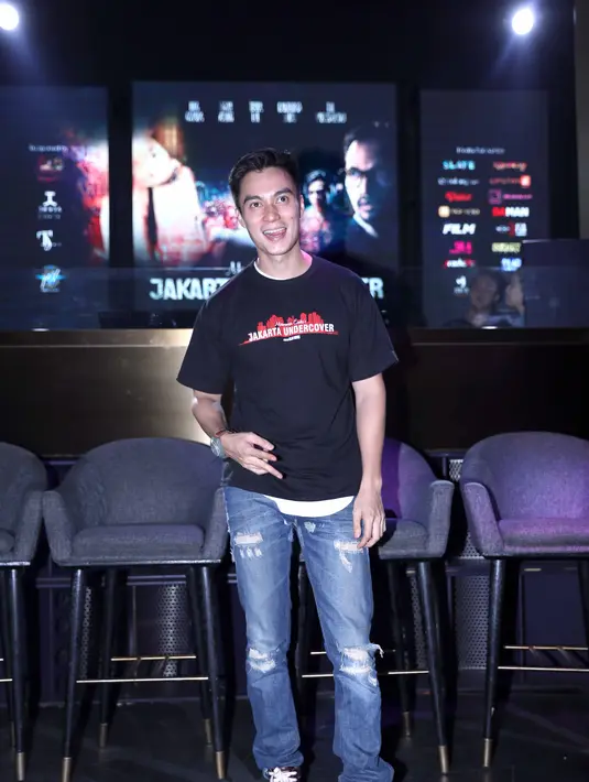 Film yang diangkat dari novel karya Moamar Emka dengan judul sama. Baim juga melakukan adegan vulgar. Baim beradegan ranjang bersama dengan Tiara Eve seorang model yang memerankan Laura. Baim mengaku tidak mengalami kesulitan. (Nurwahyunan/Bintang.com)