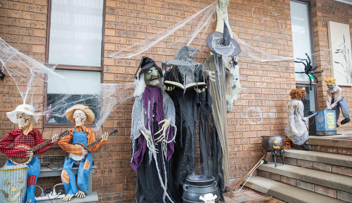 Dekorasi Halloween di depan rumah warga di Canberra, Australia (31/10/2020). (Xinhua/Chu Chen)