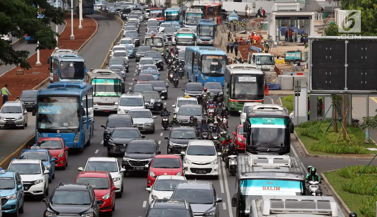 Kendaraan terjebak kepadatan di Jalan Jenderal Sudirman, Jakarta, Selasa (12/3). Meningkatnya jumlah kendaraan bermotor di Jakarta setiap tahunnya, semakin meningkatkan emisi kendaraan bermotor. (Liputan6.com/Helmi Fithriansyah)
