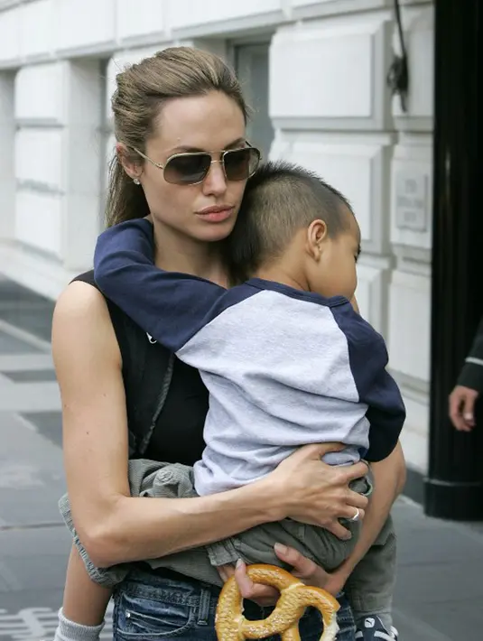 Seperti anak remaja seusianya, Maddox memang dikabarkan tak pernah lepas dengan telpon genggam pintarnya itu. Jadi, dengan mudah dan cepat ia akan menangkap berbagai kejadian lewat kamera telpon genggamnya. (AFP/Bintang.com)