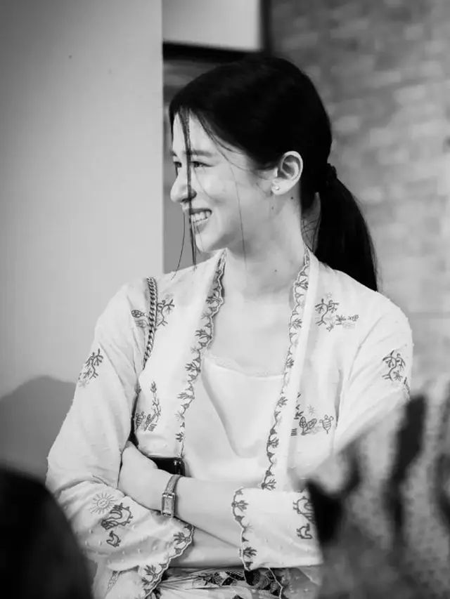 Laura Basuki dengan busana nuansa wastra nusantara (Instagram/laurabas)