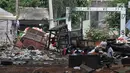Sejumlah pemulung saat beristirahat di kolong jalan Tol Becakayu di kawasan Kalimalang, Rabu (10/4). Minimnya pengawasan dan penertiban pemerintah ditambah adanya tempat pembuangan sampah menyebabkan kolong Tol Becakayu di kawasan tersebut dipenuhi oleh pemulung. (merdeka.com/Iqbal S. Nugroho)