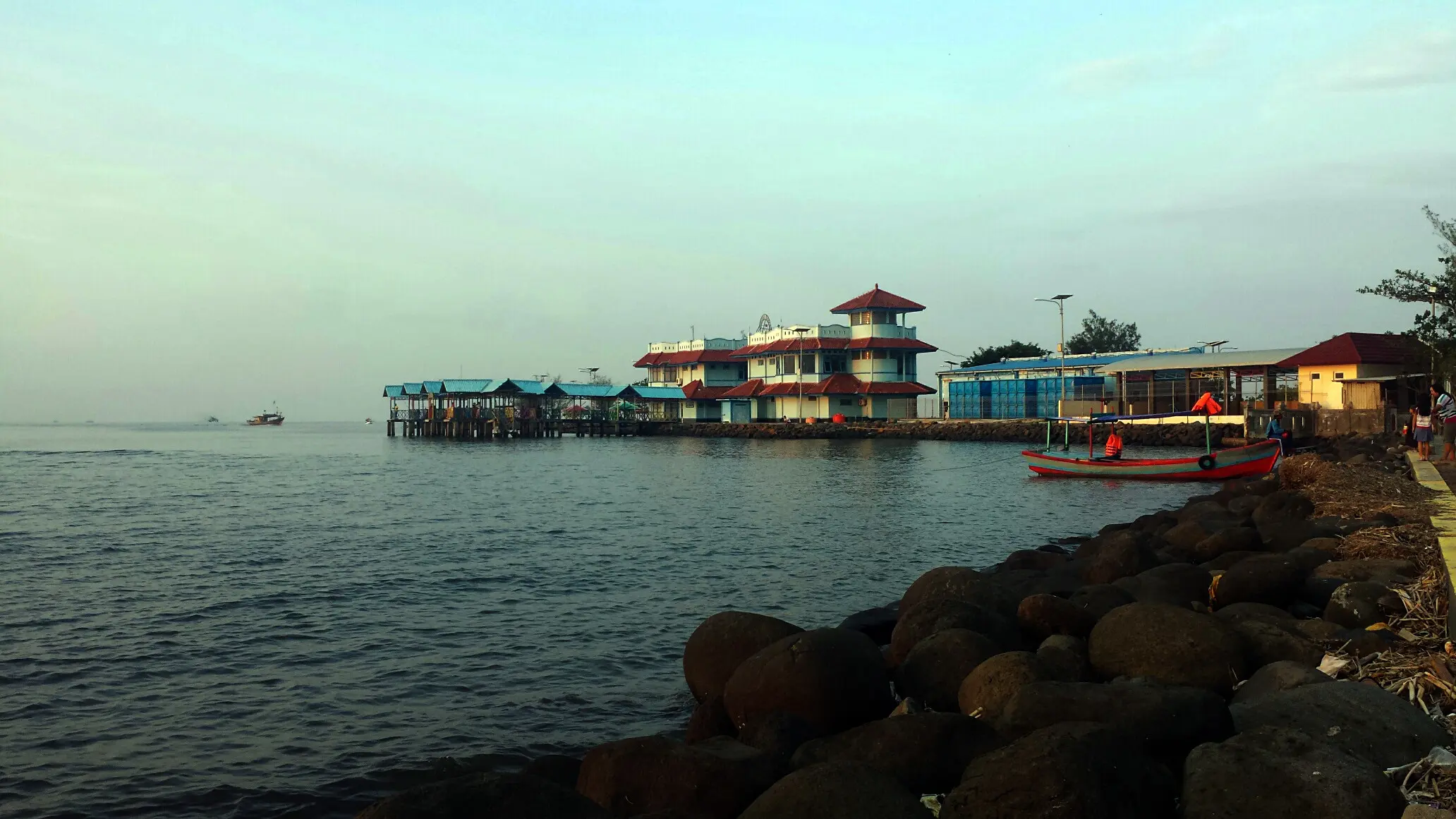 Suasana senja di tempat pelelangan ikan, Pelabuhan Perikanan Nusantara, Pekalongan, Jawa Tengah. (Liputan6.com/Fajar Eko Nugroho)