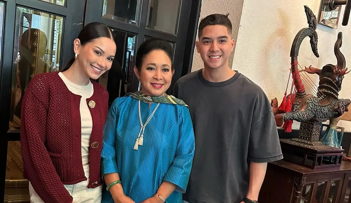 Setelah merayakan bersama Maia Estianty dan Irwan Mussry, Al Ghazali menggelar acara makan siang bersama keluarga sang ayah, Ahmad Dhani. [@titieksoeharto/@ahmaddhaniofficial].