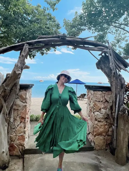Marcella Zalianty pun berlibur ke Labuan Bajo mengenakan dress hijau panjang dengan lengan pumpnya. Credit: (@marcella.zalianty)