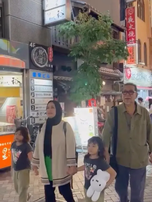 Momen hangat Deddy Mizwar dan istri bersama cucu-cucunya. Momen ketika di Ozaka dan sedang mencari makan malam. [Instagram/deddy_mizwar]