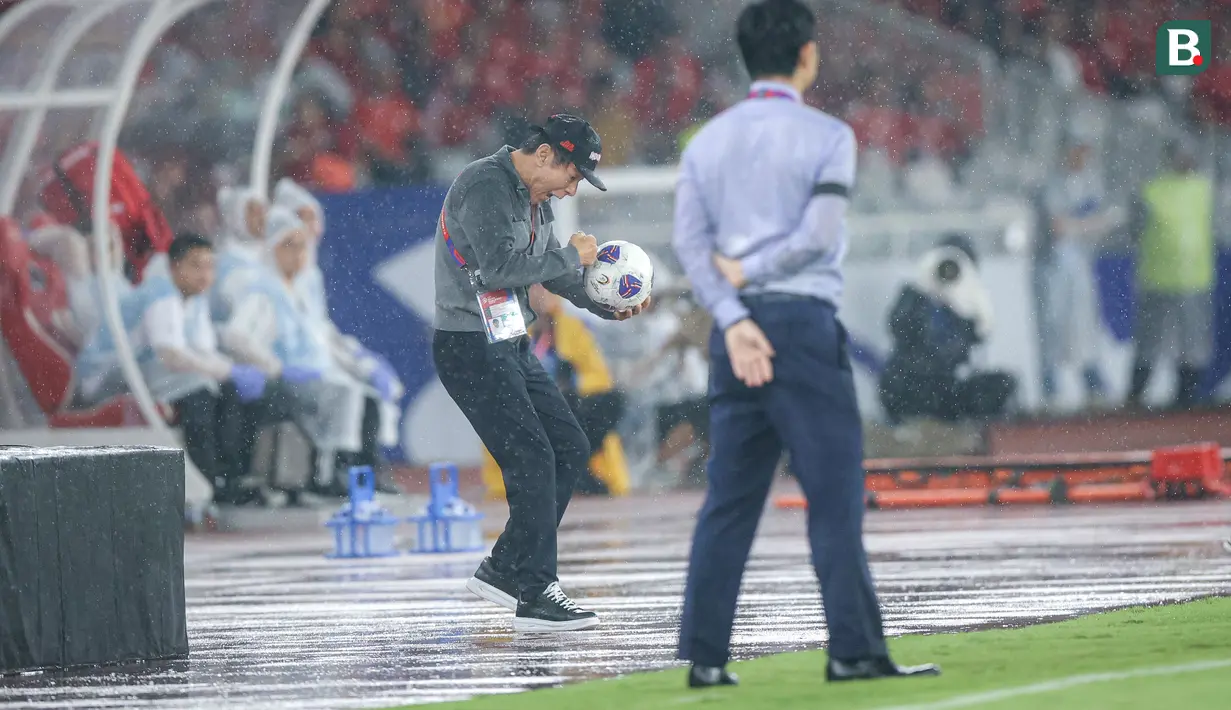 Shin Tae-yong pada pertandingan Timnas Indonesia melawan Jepang pada Kualifikasi Piala Dunia 2026 Zona Asia. (Bagaskara Lazuardi/Bola.com)