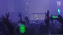 Aksi DJ Gartin Marrix saat tampil dipanggung Invasion 2017 yang bertajuk Lost In Wonderland di Jakarta, Jumat (22/9). DJ asal Belanda tersebut menampilkan sejumlah lagu miliknya diantaranya  In The Name Of Love. (Liputan6.com/Herman Zakharia)