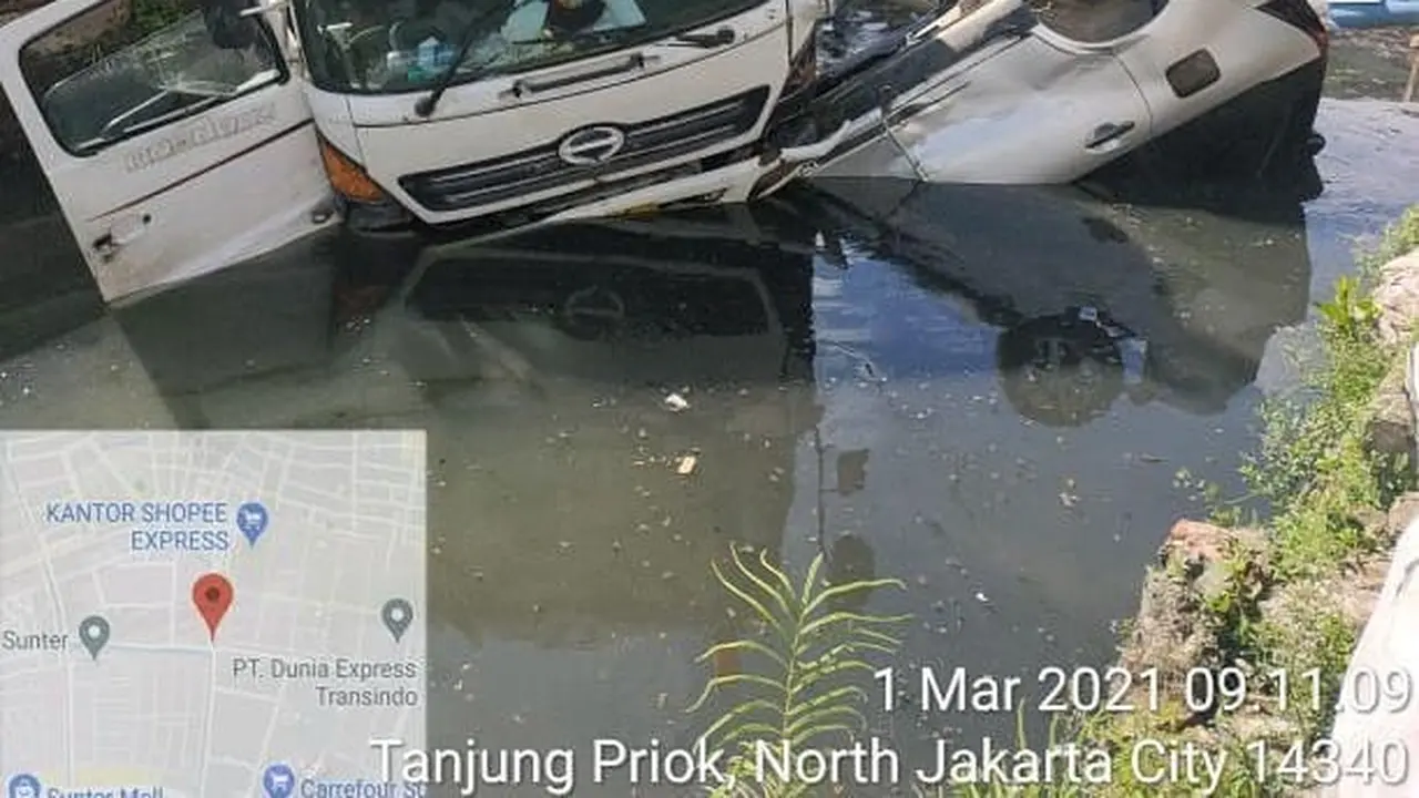Dua kendaraan tercebur ke dalam saluran air di Jalan Indo Karya I arah Barat, Tanjung Priok Jakarta Utara, Senin (1/3/2021). Gara-gara lupa mematikan mesin.