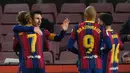 Para pemain Barcelona merayakan gol yang dicetak oleh Lionel Messi ke gawang Levante pada laga Liga Spanyol di Stadion Camp Nou, Senin (14/12/2020). Barcelona menang dengan skor 1-0. (AFP/Lluis Gene)
