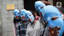 Massa Aliansi Mahasiswa Islam (AMI) mengenakan topeng saat menggelar aksi di depan Kedutaan Besar China, Jakarta, Jumat (14/1/2022). Massa meminta pemerintah Indonesia untuk berbicara menentang genosida yang terjadi pada muslim Uighur di Xinjiang. (Liputan6.com/Faizal Fanani)