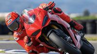 Marc Marquez tampak menjalani latihan di Sirkuit Aspar, Valencia menggunakan motor Ducati Panigale V2. (X/Marc Marquez)