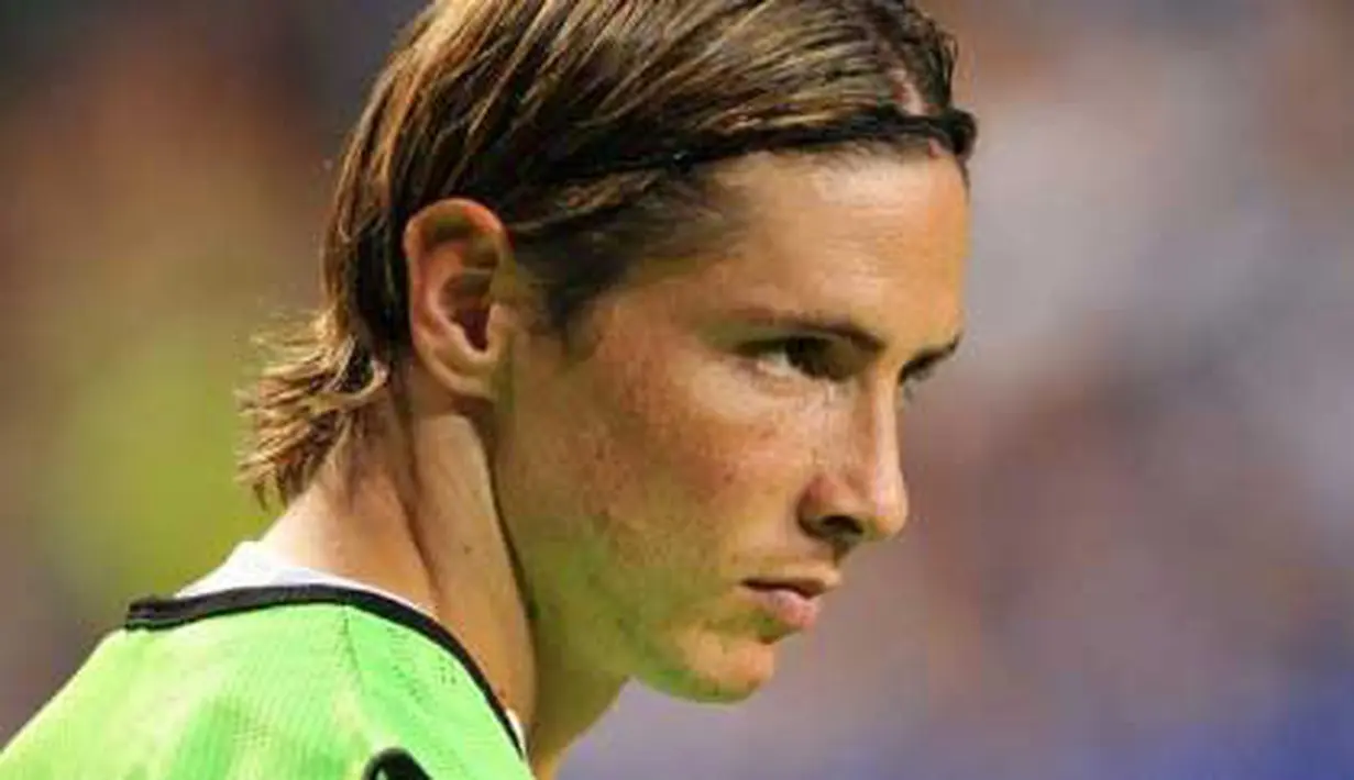 Striker Chelsea Fernando Torres duduk di bangku cadangan saat laga final Barclays Asia Trophy melawan Aston Villa di Hong Kong Stadium,30 Juli 2011. Chelsea won 2-0. AFP PHOTO / ED JONES 
