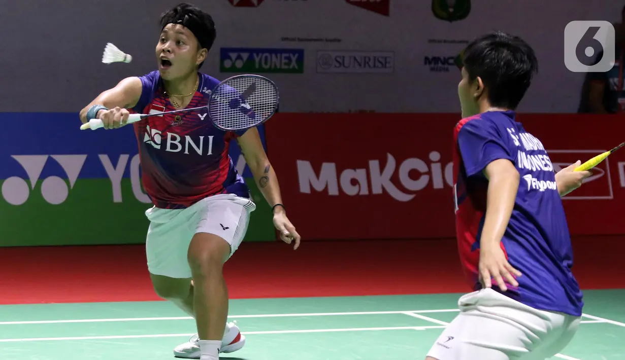 Pebulutangkis ganda putri Indonesia Apriyani Rahayu/Siti Fadia Silva Ramadhanti saat berlaga di babak Perempat Final Indonesia Masters 2023 melawan Jongkolphan Kititharakul/Rawinda Prajongjai (Thailand) di istora Senayan, Jakarta, Jumat (27/1/2023). Apriyani Rahayu/Siti Fadia Silva Ramadhanti harus menyudahi perjuangan mereka pada ajang Indonesia Masters 2023 usai takluk 21-16, 17-21, 18-21. (Liputan6.com/Helmi Fithriansyah)