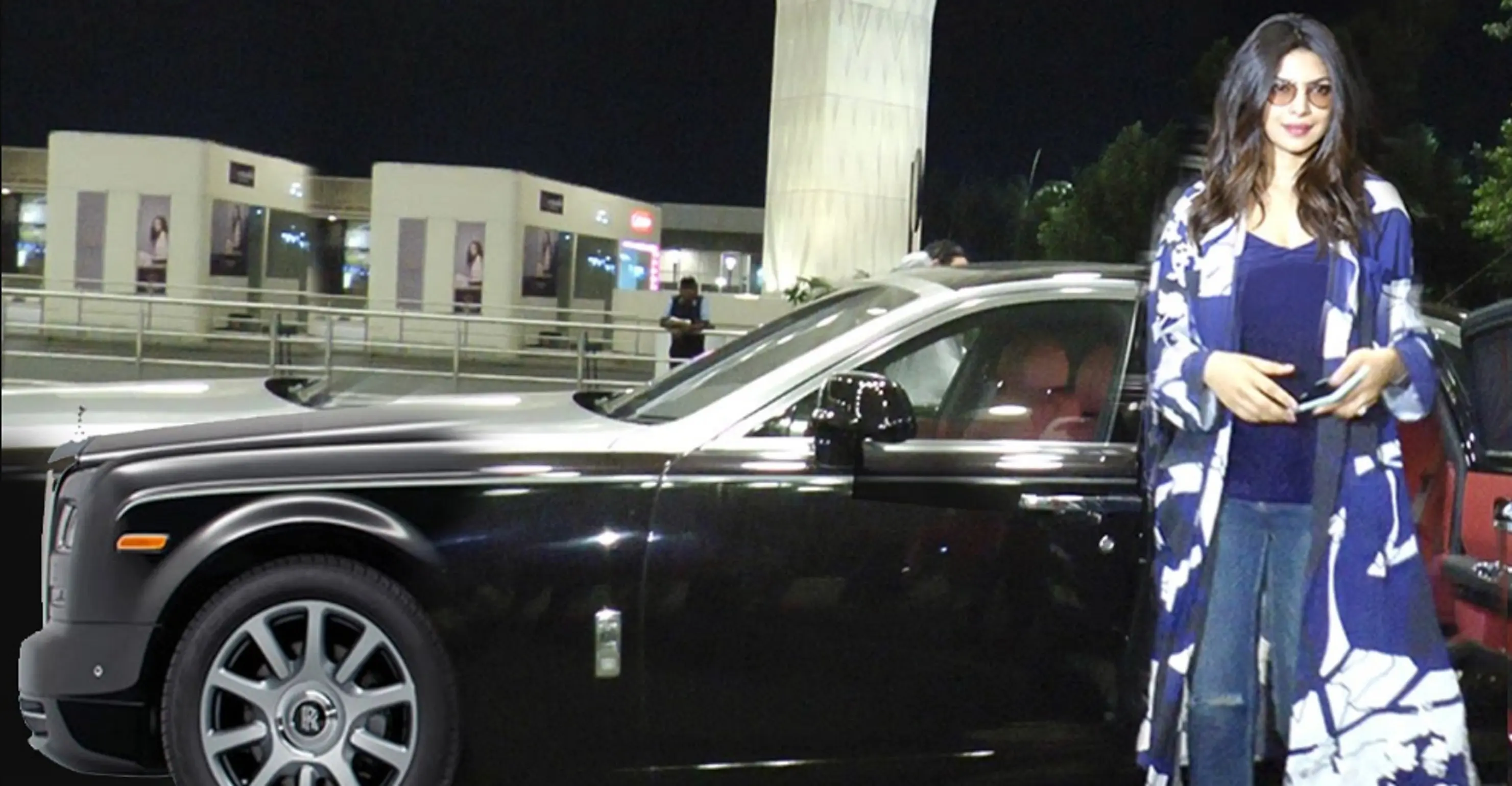 Priyanka Chopra dengan mobil mewahnya, Rolls Royce edisi The Ghost (YouTube)